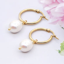 Load image into Gallery viewer, Fresh water pearl hoop
