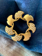 Load image into Gallery viewer, Vintage Floral Brooch
